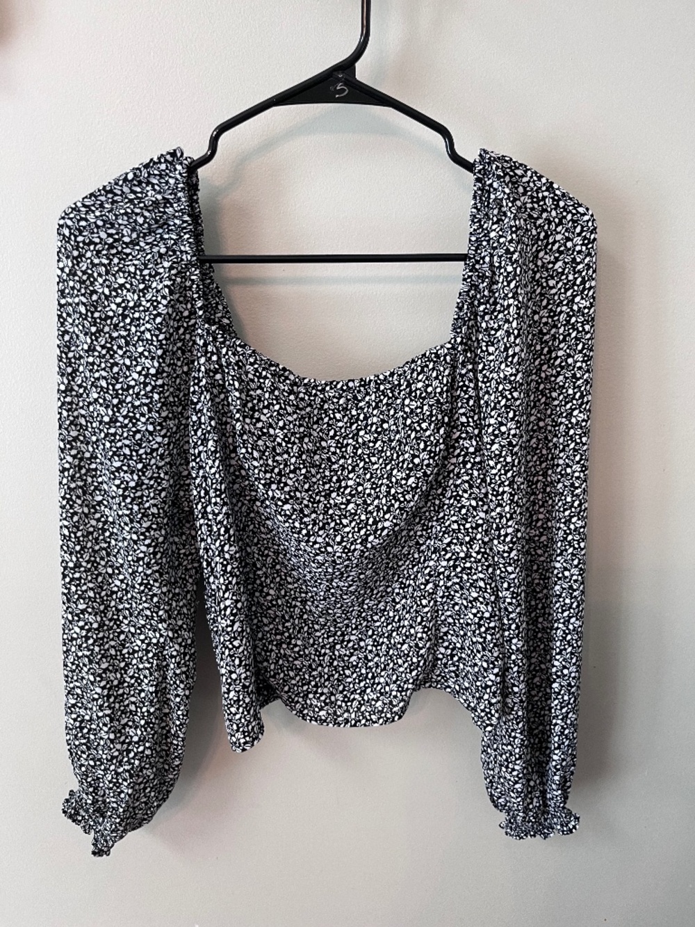 Abercrombie & Fitch Black & White Floral Square Neck Long
Sleeve Crop Top/Size